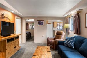 TV a/nebo společenská místnost v ubytování Town-N-Country Cottages