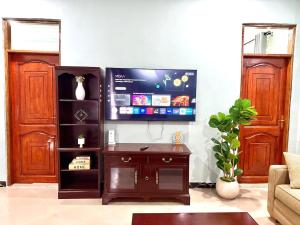 TV a/nebo společenská místnost v ubytování Enkai Safari House, Lake Manyara + 11 fotografií