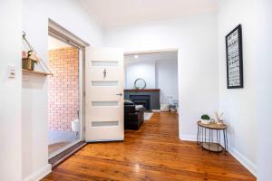 un pasillo con una puerta que conduce a una sala de estar en The Fitz - Family Getaway, Short Distance to CBD, en Dubbo