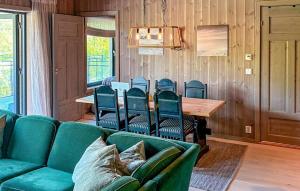 ヘムセダールにある3 Bedroom Awesome Apartment In Hemsedalのソファとテーブルと椅子のあるリビングルーム