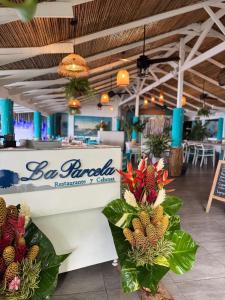 a restaurant with pineapples on display in a restaurant at Cabinas La Parcela in Dominicalito