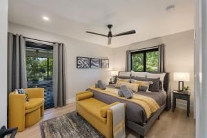 Un dormitorio con una cama y una silla amarilla. en Near Beach 3BR with King Suite, Pool and BBQ, en Bonita Springs