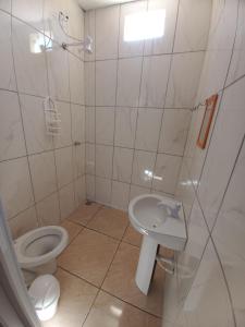 une salle de bain avec toilettes et lavabo dans l'établissement SUÍTE NOMAR 3 campos prado, à Brotas