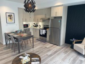 Afbeelding uit fotogalerij van Two Adjacent 4 Bedroom Townhouse Units in the Fallsview District Walk to the Falls in Niagara Falls