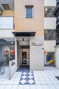 un edificio con un cartello sul lato di LABEL 01 Dotonbori Aparthotel ad Osaka