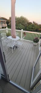 eine Frau, die auf einem Deck steht und ihre Füße auf einem Tisch hat in der Unterkunft Maise's in Camber