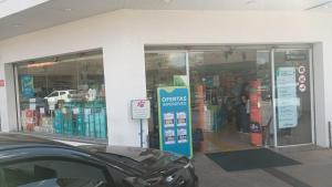a store front with a car parked in front of it at Kitnet central in Franca