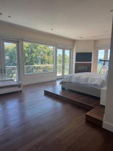 Μια τηλεόραση ή/και κέντρο ψυχαγωγίας στο Upscale Residence with Pool and Spa