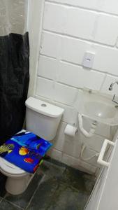a white bathroom with a toilet and a sink at Loft 2 min av São Paulo prefeitura e comercios in Sorocaba