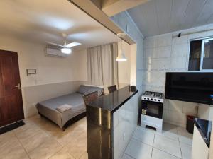弗洛里亚诺波利斯Studio próximo ao Shopping Floripa的房间里有一张沙发和一张桌子的厨房