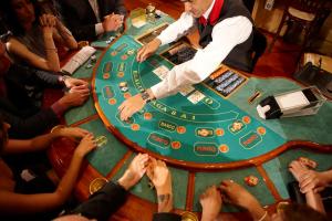 aroupier jogando poker em uma mesa em um cassino em Albergo Dolcedo em Imperia