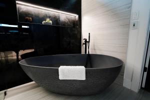 Ένα μπάνιο στο SkyLuxe Five Modern 5BR Home with Dallas Skyline Rooftop Views
