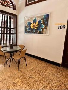 une salle à manger avec une table et des chaises et un tableau dans l'établissement Puertas de la Bahía, à Santa Marta 45 autres photos