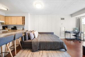 un salon avec un lit et une cuisine dans l'établissement Downtown Toronto Studio Retreat, à Toronto