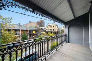 un balcon avec vue sur une ville dans l'établissement Jam Home City Urban Oasis Darlinghurst Terrace, à Sydney