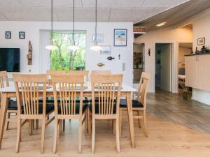 Kuchyň nebo kuchyňský kout v ubytování 7 person holiday home in Hurup Thy-By Traum + 33 fotografií