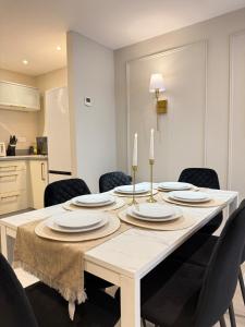 a dining room with a white table and chairs at Luxury Liverpool City Centre Apartment with Balcony, Sleeps 8, Near Liverpool ONE and Royal Albert Docks in Liverpool