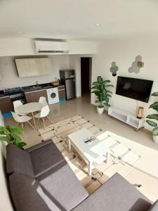 Una sala de estar con una mesa y una cocina. en Gcribs Onebedroom Elgouna, en Hurghada