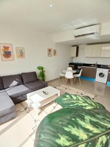 una sala de estar con un sofá y una mesa en Gcribs Onebedroom Elgouna, en Hurghada