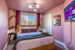 ピッツバーグにあるThemed Property on Carson St with Hot Tubの大きなベッドと大きな窓のある寝室