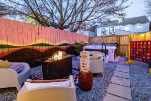 ピッツバーグにあるThemed Property on Carson St with Hot Tubのソファとテーブル、フェンス付きのパティオ +35枚の写真