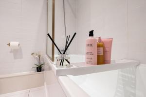 Koupelna v ubytování Luxury Liverpool City Centre Apartment with Balcony, Sleeps 8, Near Liverpool ONE and Royal Albert Docks