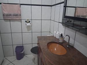 une salle de bain avec un lavabo et des toilettes dans l'établissement Hostel Mi Casa Su Casa 1, à Poços de Caldas