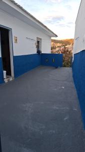 a large parking lot in front of a white building at Hostel Mi Casa Su Casa 1 in Poços de Caldas +3 photos