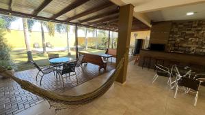 Una sala de estar con una hamaca en una casa. en Casa com Piscina e Jacuzzi, en Foz do Iguaçu