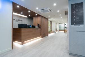 un hall de bureau avec une réception et un panneau dans l'établissement Dongdaemun Tourist Hotel, à Séoul
