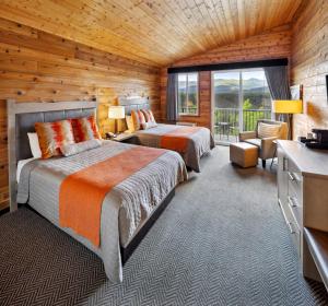 マッキンリー・パークにあるデナリ ブラフス ホテルのベッドルーム1室(ベッド2台、テレビ付)