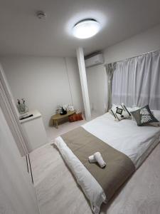 ein Schlafzimmer mit einem großen Bett in einem Zimmer mit in der Unterkunft Sogno House Tokyo Ueno in Tokio + 32 Fotos