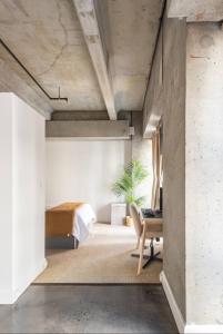 Ένα ή περισσότερα κρεβάτια σε δωμάτιο στο The J Lofts