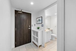 Фотография из галереи Stylish 2BR Downtown Escape Prime Victoria Spot в Торонто