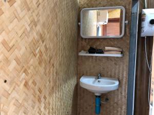 un piccolo bagno con lavandino e specchio di LeeResort  Altre 90 foto