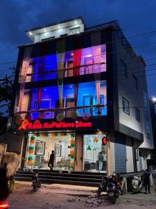a building with a sign on the side of it at Hotel Shri Ram Gopal Seva Dham in Vrindāvan +20 photos