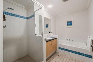 un baño con ducha y lavabo en TreeTops Margaret River, en Margaret River Town 11 fotos más