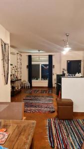 - un salon avec beaucoup de tapis au sol dans l'établissement Villa 4 Bedrooms Marassi Verdi, à El Alamein