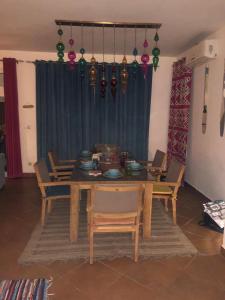 une table de salle à manger et des chaises avec une table et une table dans l'établissement Villa 4 Bedrooms Marassi Verdi, à El Alamein 5 autres photos
