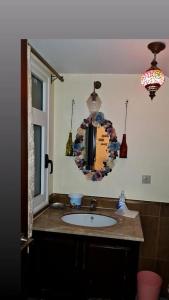 une salle de bains avec un lavabo et un miroir dans l'établissement Villa 4 Bedrooms Marassi Verdi, à El Alamein