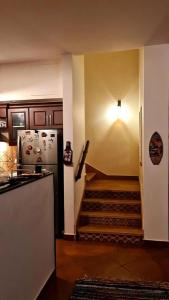 une cuisine avec une cuisinière et un escalier avec un réfrigérateur dans l'établissement Villa 4 Bedrooms Marassi Verdi, à El Alamein