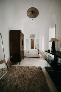 une grande chambre avec un lit et un grand lustre dans l'établissement Riad KRÈME, à Marrakech 48 autres photos