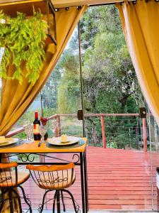 Balkón nebo terasa v ubytování La Catedral Chalés