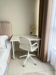 ラワンにあるGamuda Sky Luge Mimi Homestayのベッドルーム1室(ベッドの横にデスクと椅子付) +5枚の写真