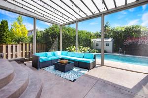 Bazén v ubytování Pool, King Bed, Patio with BBQ, Fall Hiking Nearby nebo v jeho okolí