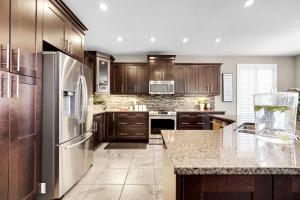 Kuchyň nebo kuchyňský kout v ubytování Pool, King Bed, Patio with BBQ, Fall Hiking Nearby