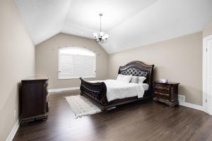 Postel nebo postele na pokoji v ubytování Pool, King Bed, Patio with BBQ, Fall Hiking Nearby + 34 fotografií