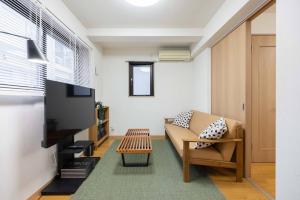 Una televisión o centro de entretenimiento en Private House NISHIOGI