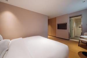 TV a/nebo společenská místnost v ubytování Urba Hotel Nanchang Bayi Square Wushang Shopping Center Branch