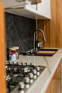 Kuchyň nebo kuchyňský kout v ubytování TROPlCAL Beachfront 1 BDR by Casa Paraíso